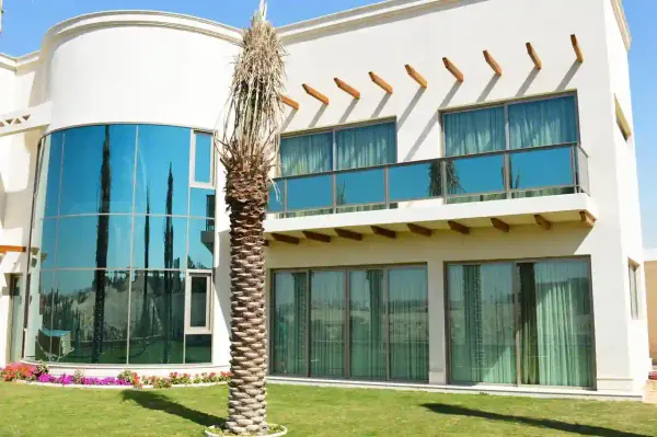 واجهة زجاجية سيكوريت معمارية - مؤسسة الابتكار للزجاج بجدة