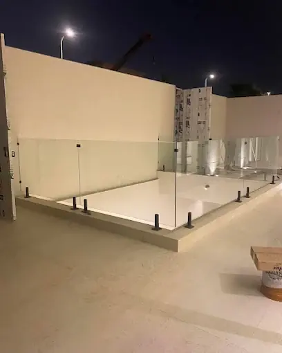 درابزين زجاج فريم لس وسور مسابح - مؤسسة الابتكار للزجاج بجدة